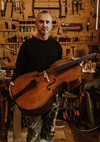 Master Luthier T. Rrojahn